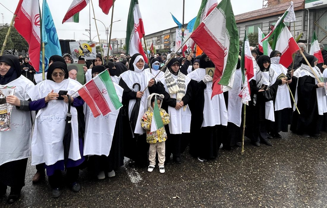 بانوان زینبی فریدونکنار کفن‌پوش به میدان آمدند